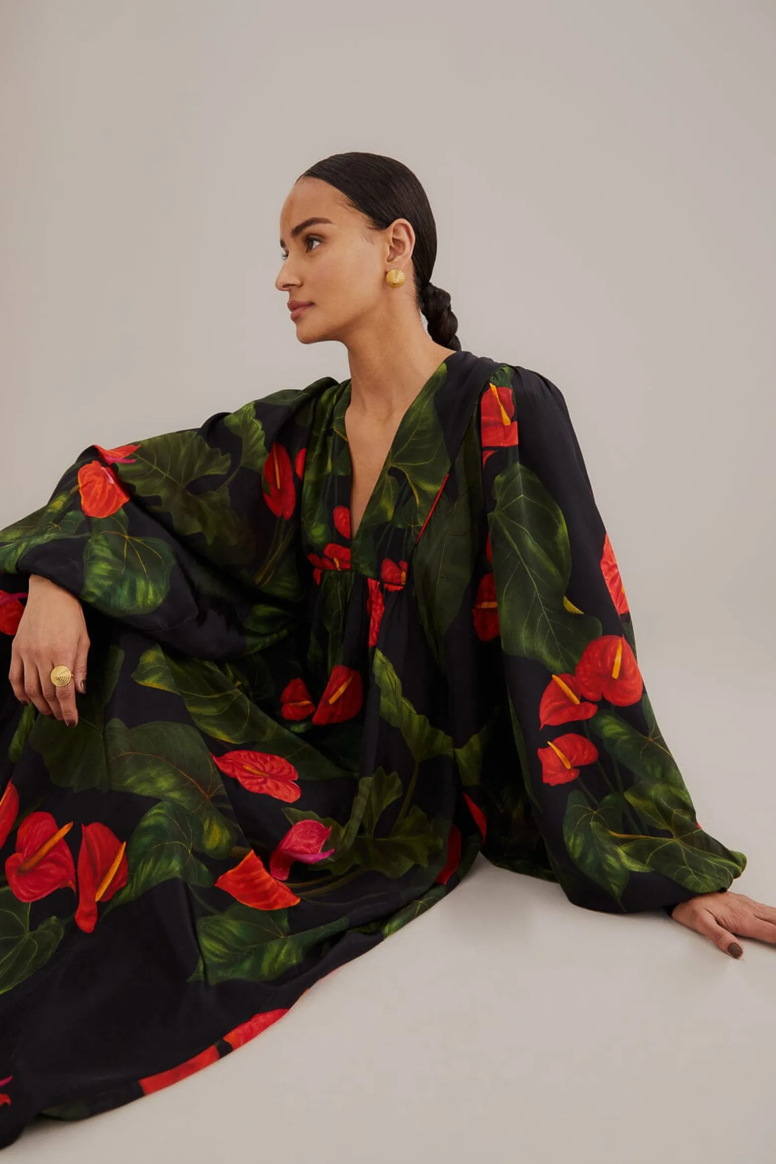 BLACK ANTHURIUM V NECK MAXI DRESS
