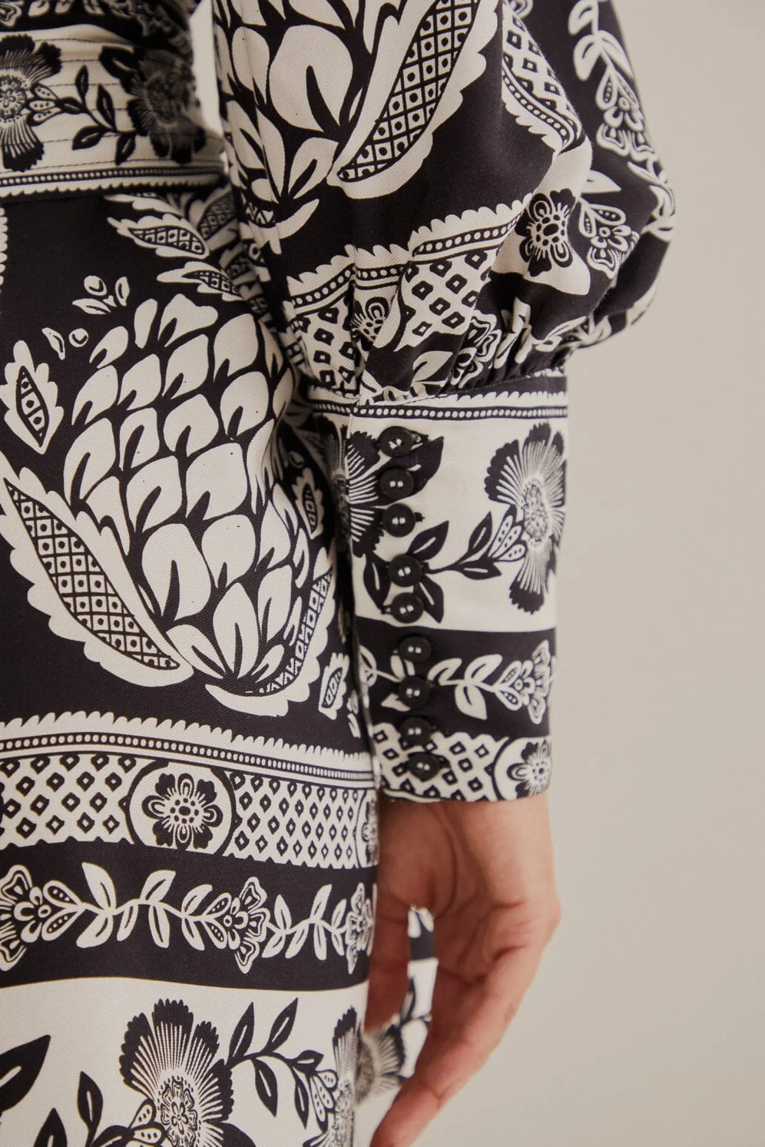 BLACK PINEAPPLE GARDEN LONG SLEEVE SHIRTDRESS