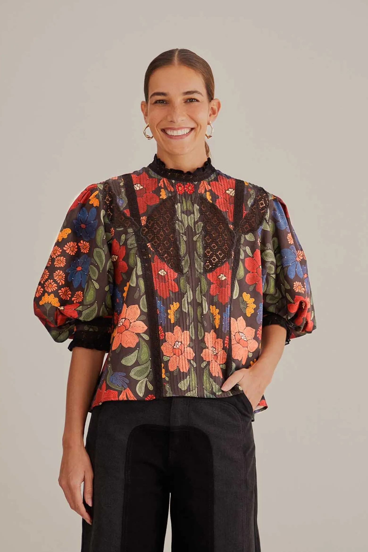 BLACK STITCHED FLOWERS SHORT SLEEVE BLOUSE
